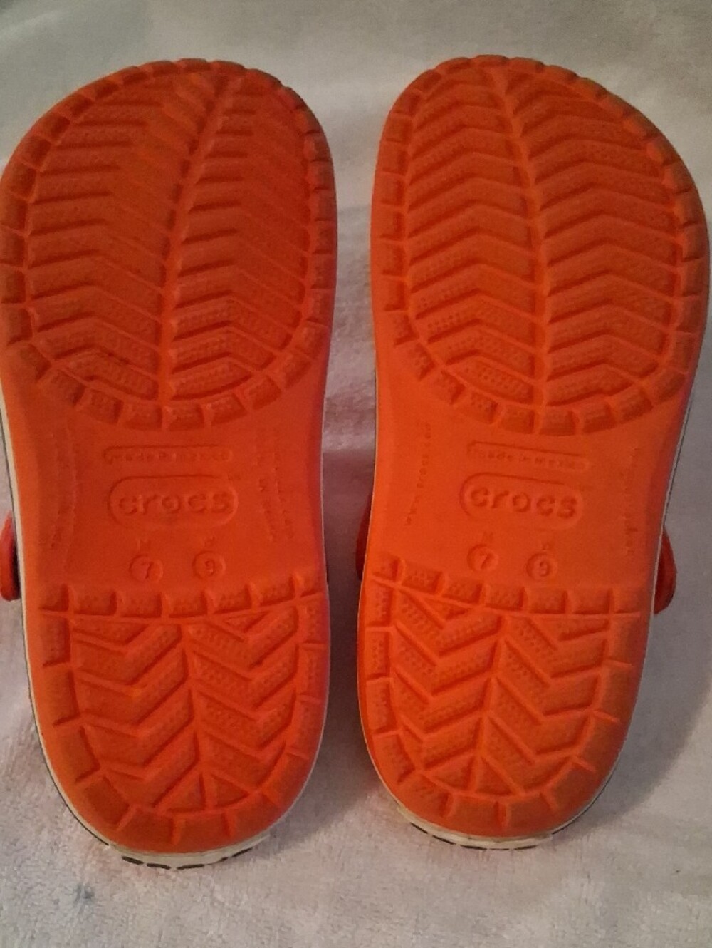 CROCS Classic Clog in Bright Orange - Picture 7 of 8